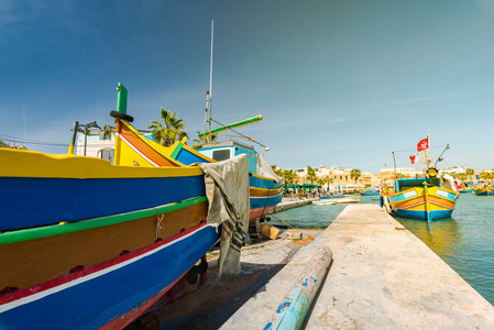 马耳他 Marsaxlokk 村传统彩绘渔船