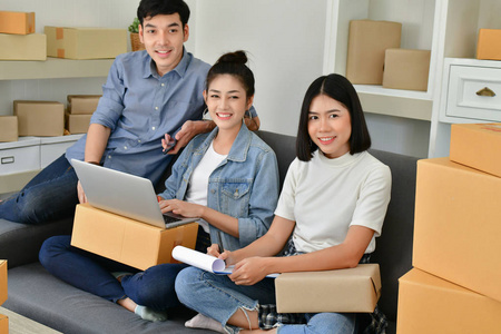 中小企业经营理念。年轻的亚洲人正在包装他们的包装