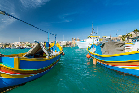 马耳他 Marsaxlokk 港美丽多彩的渔船