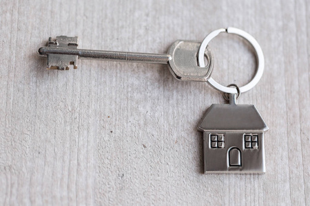 动产抵押房子钥匙和钥匙串以房子的形式在木板.