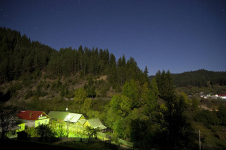 夜的场面在村庄与星和蓝色天空