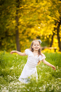 小女孩在一个白色的花朵田野