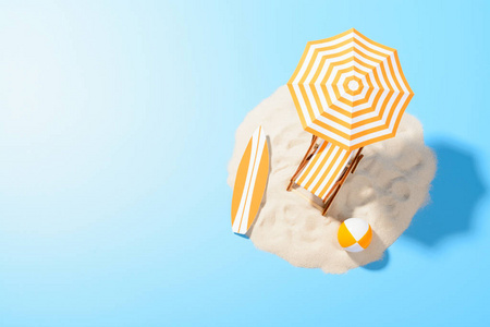热带假期背景。太阳躺椅与雨伞和海滩配件为活跃休息在沙滩上, 复制空间, 顶部视图