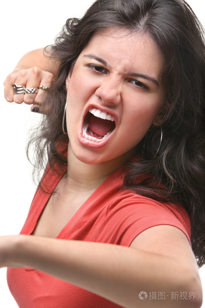 年轻女性表达她的愤怒