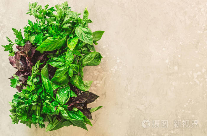 绿色新鲜芳香草本百里香罗勒欧芹在灰色背景横幅拼贴画食物框架copy