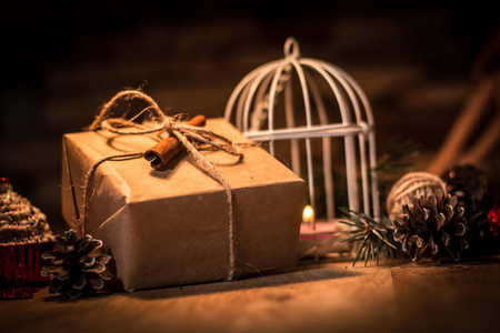 圣诞背景下的复古礼品盒和蜡烛图片