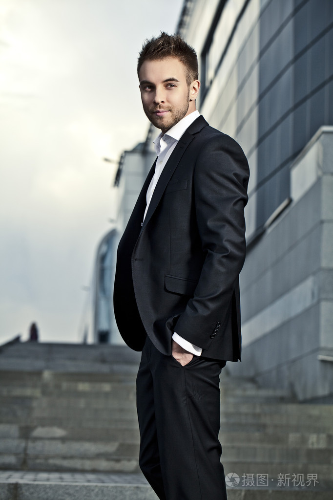 年轻的商人姿势户外