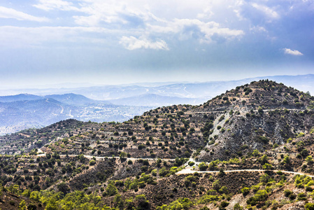 狭窄的土路沿着山脉的和下面的山谷里，种植葡萄的山坡。塞浦路斯岛中部特罗多斯山