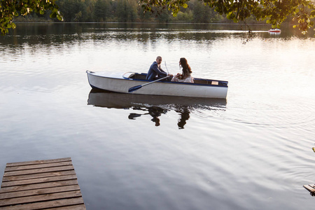 爱结婚夫妇在小船在湖图片