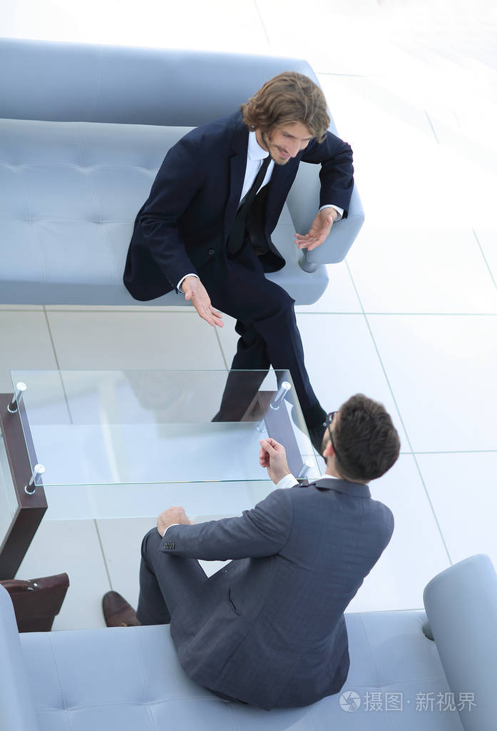 两个生意人在工作场所讨论