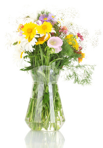 束美丽的明亮野花的玻璃花瓶，孤立在白色