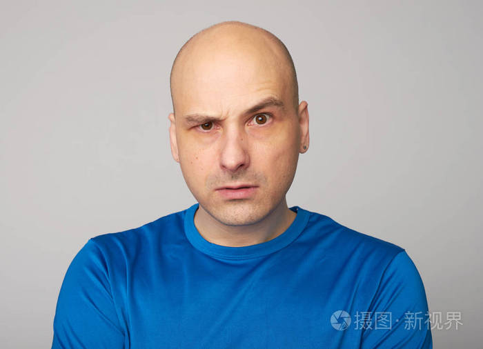 严重的秃头男人与扬起的眉毛照片-正版商用图片04o5sm-摄图新视界