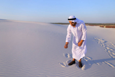 回教人开发沙子沿风站立在沙漠中间
