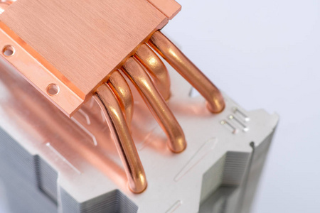 铝散热器铜热管特写与美丽的散景计算机中央处理器空气冷却概念照片