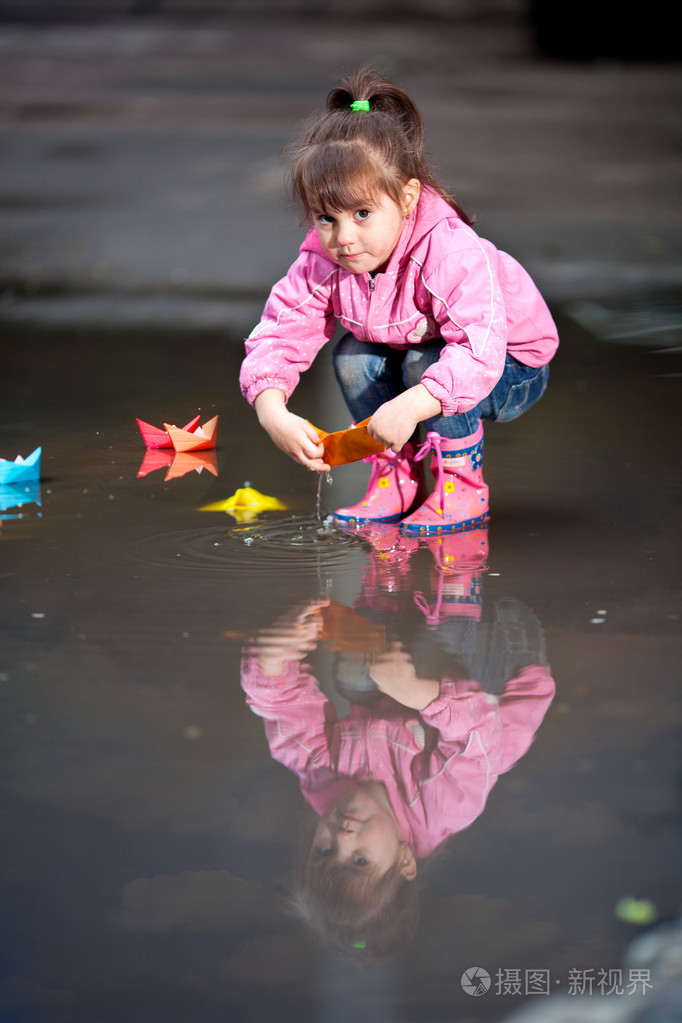 女孩在水坑里玩