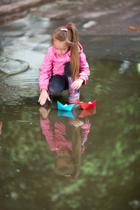 女孩在水坑里玩