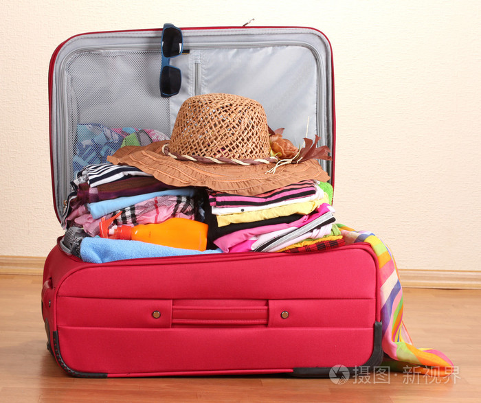 用在房间里衣服打开红色行李箱照片-正版商用图片04o7tc-摄图新视界