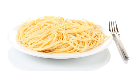 意大利 spagetti 烹煮白板中的叉上白色隔离