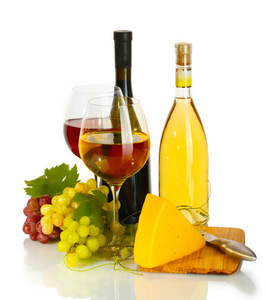 酒瓶和杯子的酒 奶酪和成熟的葡萄上白色隔离
