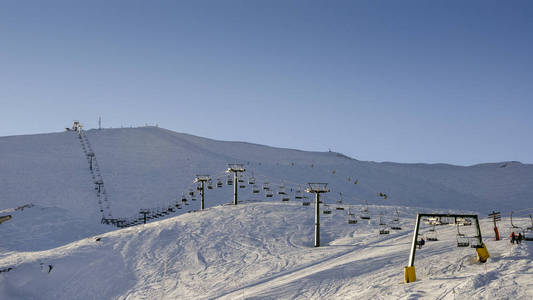 Chairlift 在意大利滑雪区积雪覆盖阿尔卑斯山在冬季