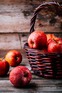 红色成熟苹果在一个篮子在木背景