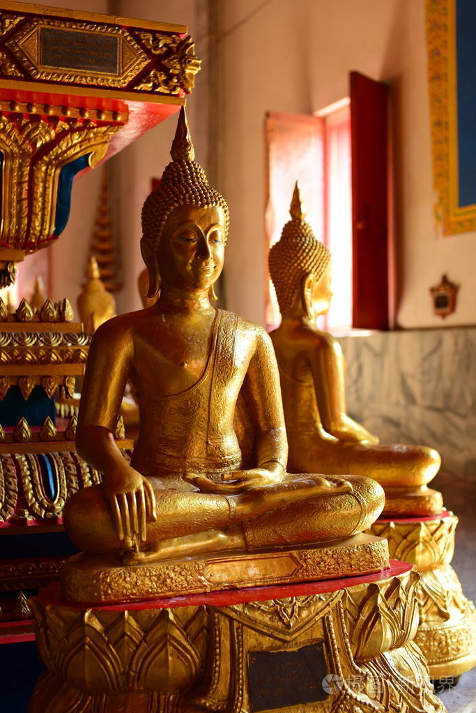 金色佛像的形象.在泰国 pothit 的佛经中崇敬