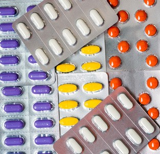 整形医院空间一堆五颜六色的药片在水泡包装.全球医疗保健理念.