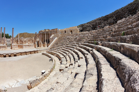 座椅和罗马圆形剧场中的一个阶段
