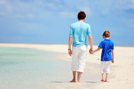 父亲和儿子在海滩度假