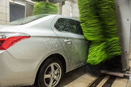 用加压水冲洗汽车, 用泡沫和水洗涤, 洗车