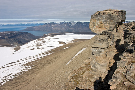 trollsteinen 以上 isfjorden 峡湾斯瓦尔巴群岛上高峰期