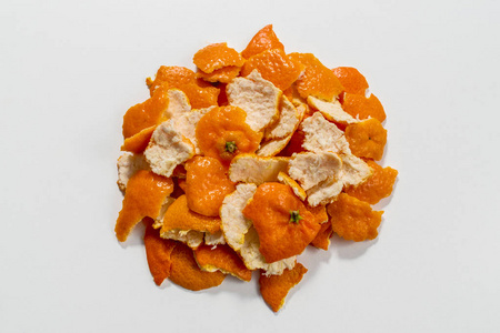 普通话皮在白色背景上的普通话果皮.顶部视图照片