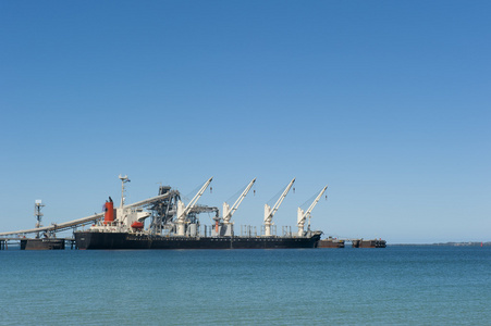 码头船只锚泊在码头的货运船只照片