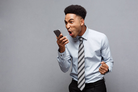 商业理念压力重重的非洲裔美国商人在手机上大喊大叫和尖叫