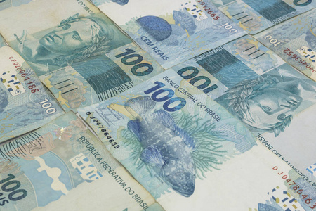 巴西货币与宏紧密结合。100张叫做 真实经济学