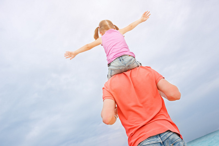 父亲背在肩上的他的女儿照片