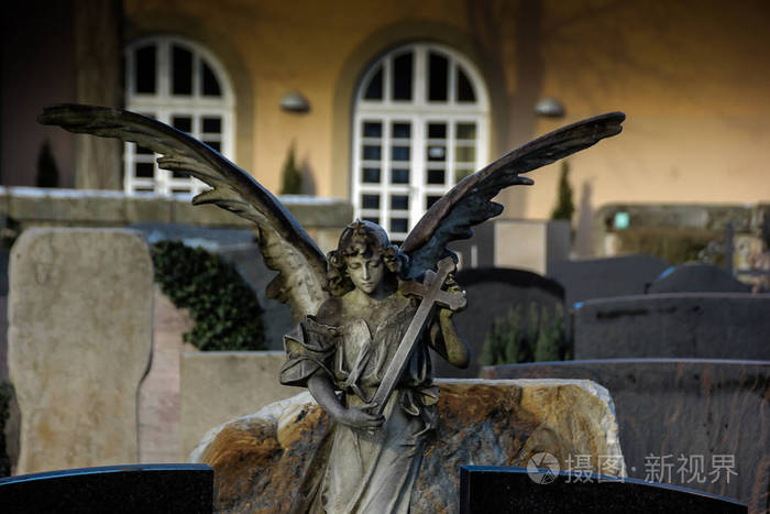 在坟墓上的天使雕塑给予安慰和信心在哀悼的时候