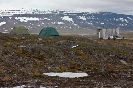帐篷和小屋中在北极苔原在斯瓦尔巴群岛
