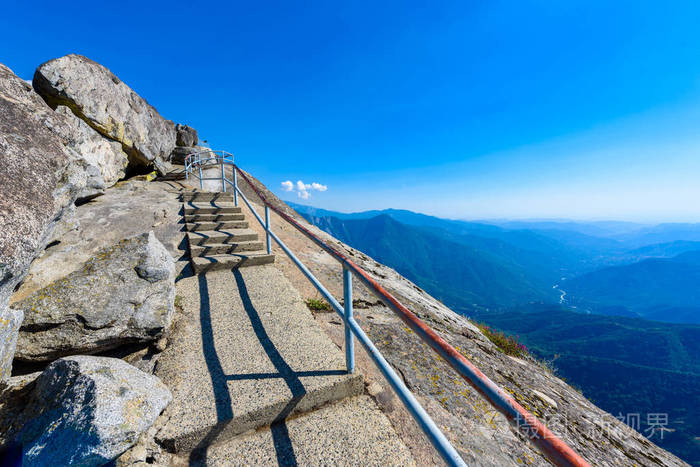 在洛克岩石楼梯上徒步旅行往山顶, 花岗岩圆顶岩石形成在红杉国家公园