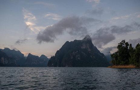 美丽的风景山和湖从小船在 Ratchaprapa 水坝, Khoa 的国家公园, 素叻尼克, 泰国