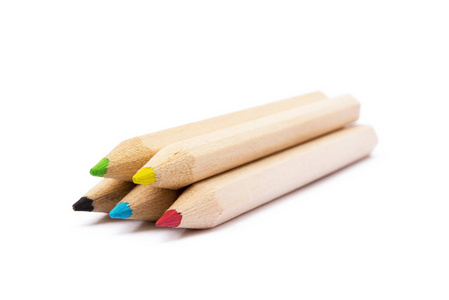 白色背景的木制彩色普通铅笔