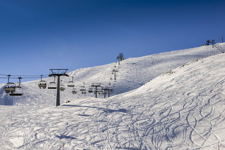 Chairlift 在意大利滑雪区积雪覆盖阿尔卑斯山在冬季