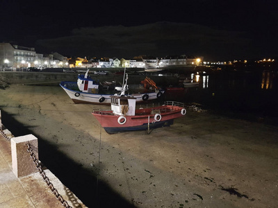 夜间在 Arousa 岛的草原上停泊渔船