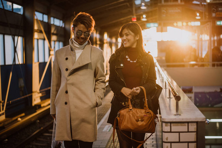 日本夫妇外出。公共交通的生活时刻