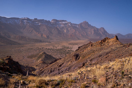 Teide 火山火山熔岩与草砂岩的美丽景观