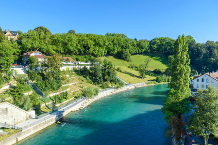 老城市伯尔尼与河 Aare, 看法从桥梁, 瑞士