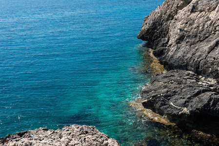 多岩石的海岸线，在塞浦路斯