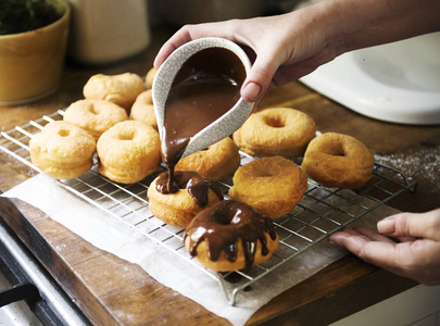 自制巧克力甜甜圈食品摄影食谱创意