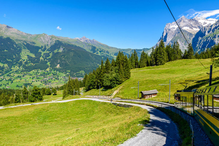 格林德沃和 Jungfraujoch 站之间的著名火车铁路到欧洲的顶部, 瑞士