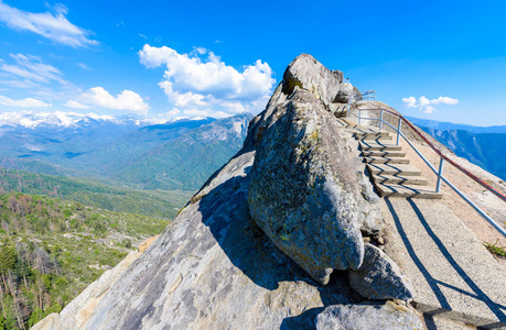 在洛克岩石楼梯上徒步旅行往山顶, 花岗岩圆顶岩石形成在红杉国家公园, 内华达山脉, 加利福尼亚, 美国